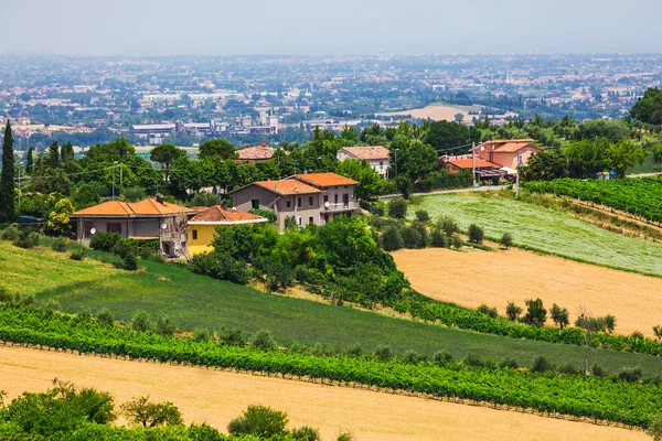 Landschaft mit Häusern in Italien — Stockfoto