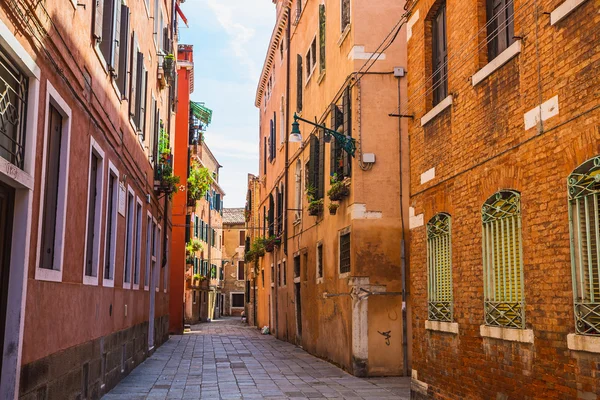 Canal estreito entre casas de tijolo — Fotografia de Stock