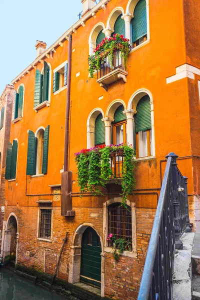 Canal estrecho en Venecia — Foto de Stock