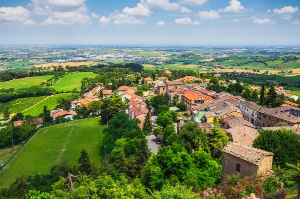 Landschaft mit toskanischem Dorf — Stockfoto
