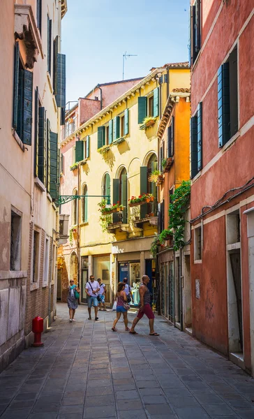 Narrow canal among brick houses — Stock Photo, Image