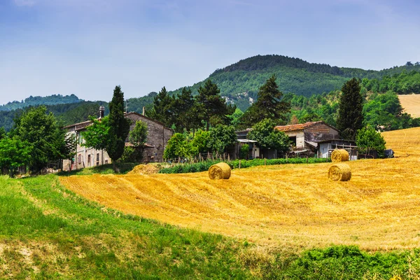 Landschaft mit Häusern in Italien — Stockfoto