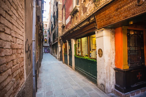 Enger Kanal in Venedig — Stockfoto