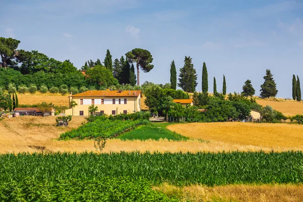 Landschaft mit toskanischem Dorf — Stockfoto