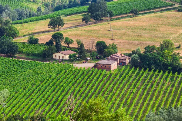 Paesaggio rurale con case in Toscana — Foto Stock