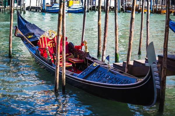 Tourists travel on gondola — Stock Photo, Image