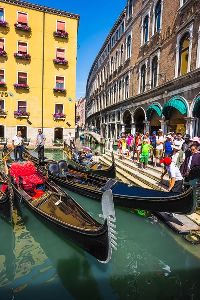 I turisti viaggiano in gondola — Foto Stock