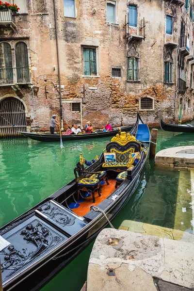 A gondola turisták utazási — Stock Fotó