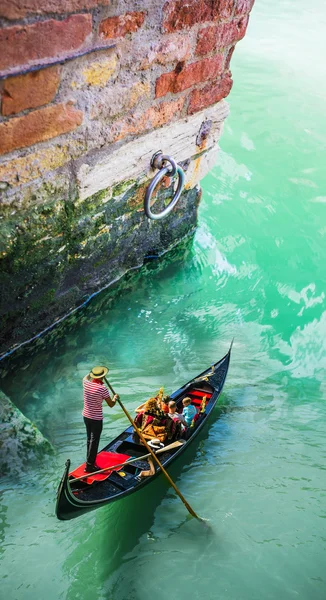 Gondol turistler seyahat — Stok fotoğraf