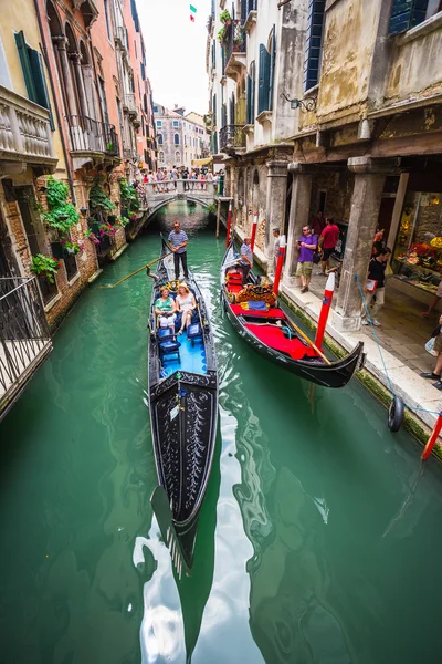 Tourists travel on gondola — Stock Photo, Image