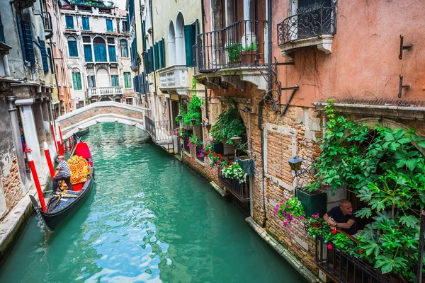 Tourists travel on gondola — Stock Photo, Image