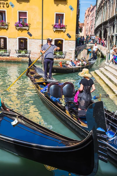 I turisti viaggiano in gondola — Foto Stock