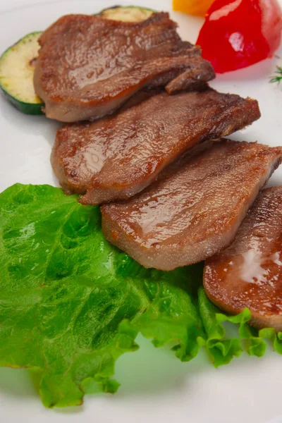 Lengua Ternera Hervida Con Verduras Sirve Plato Restaurante — Foto de Stock