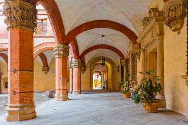 Bologna, İtalya - 18 Ağustos 2014: Palazzo Comunale Bologna, avlu. İtalya