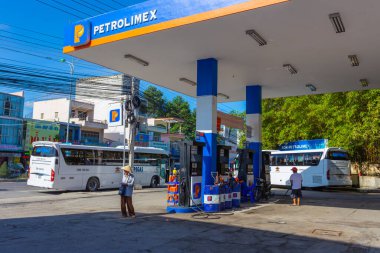 Vietnam - 23 Kasım 2014: Benzin istasyonu ile meşgul sokakta çalışan araçlar. Nha Trang