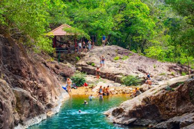  Koh Chang Tayland 'da. 27 Mart 2015. Tayland 'daki Koh Chang adasında şelale.