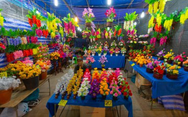 Pattaya, Tayland - 4 Nisan 2015; tüccarlar, Tayland gece pazarı