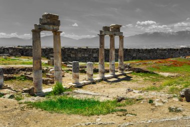 Rezervuar ve teraslar ile jeotermal springs yakınındaki Pamukkale içinde kemer