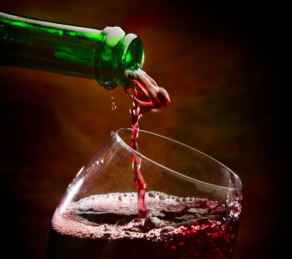 Wine Pours Glass Bottle Colored Background — Stock Photo, Image