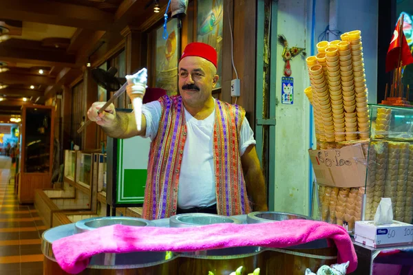 Pattaya, Tayland - 4 Nisan 2015: Satıcı dondurma gece sokakta