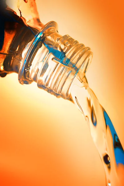 Wasserstrahl Fließt Aus Der Flasche — Stockfoto