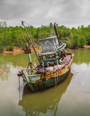 Yelkenli ciddi bir fırtınadan sonra battı. Koh Chang. Tayland