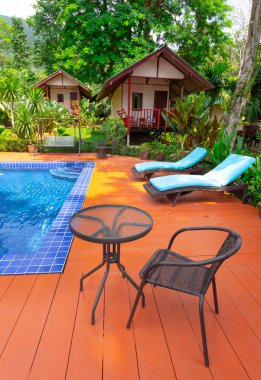 Koh Chang, Tayland - 2 Nisan 2015: Otel Saint Tropez. Bir tropik bahçe içinde Yüzme Havuzu