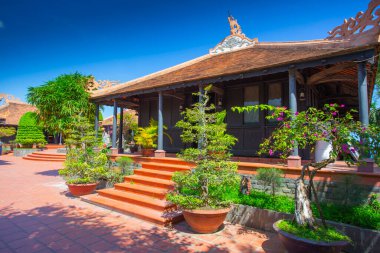 Ağaçları, bir çeşme ve evleri ile Vietnam avlu Nha Trang çinilerle kaplı