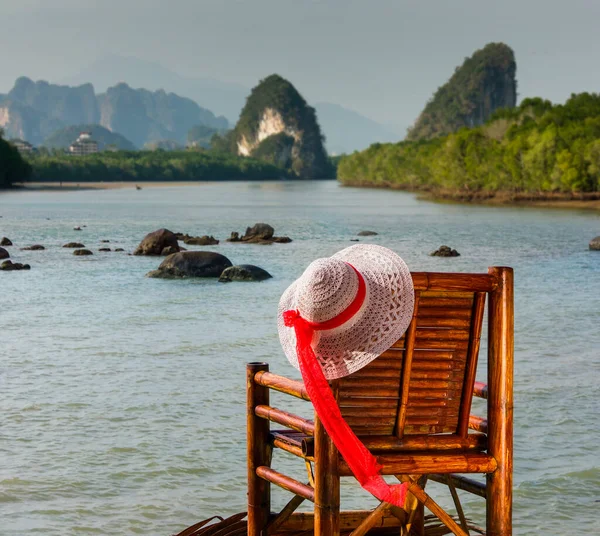 Sombrero Cuelga Una Silla Mimbre Fondo Del Mar Fotos de stock