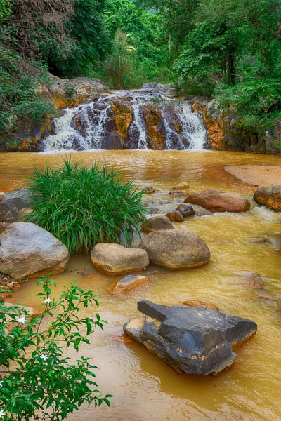 周围的环境和地标的杨湾瀑布在越南 图库图片