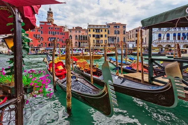 威尼斯 意大利 游客乘坐平底船在运河在 2014 日在威尼斯 意大利 缆车之旅是威尼斯最受欢迎的旅游活动 免版税图库照片