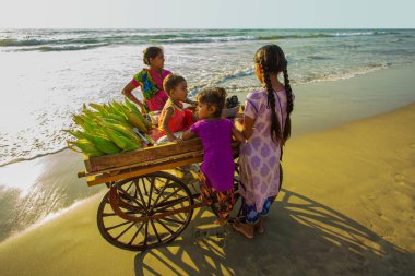 Hindistan, Goa, 6 Şubat 2017. Mısır satıcı sahilde Goa