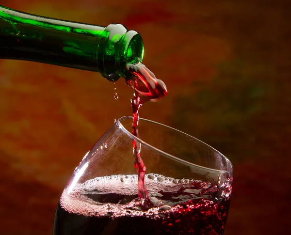 Wine Pours Glass Bottle Colored Background — Stock Photo, Image