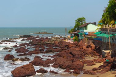 Arambol plajı, taşlar, evler, Kuzey Goa, Hindistan