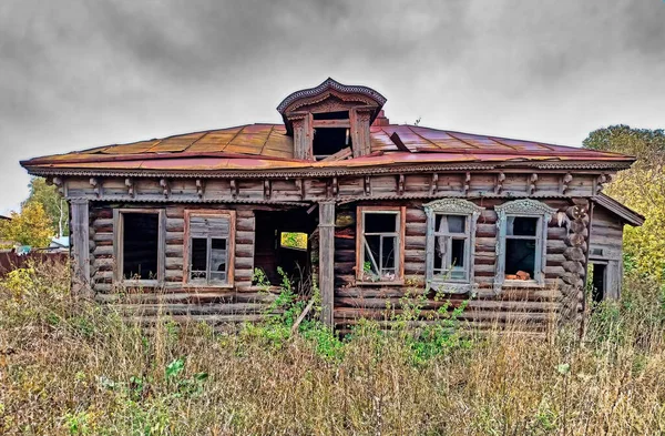 Starý Zničený Dřevěný Dům Opuštěné Vesnici Centru Ruska — Stock fotografie