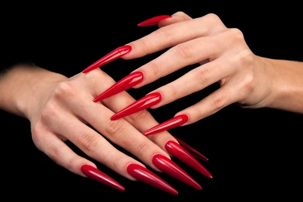 Dedos humanos con uña larga y hermosa manicura aislada en negro — Foto de Stock