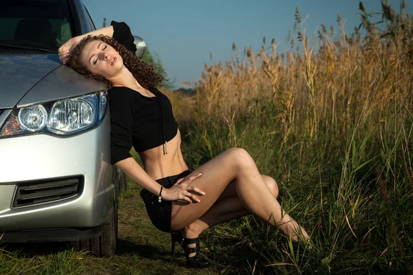 Chica bonita en un coche — Foto de Stock