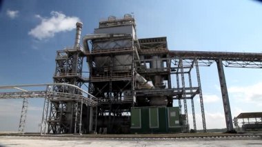 Çimento fabrika görünümü mavi güneşli bir gün