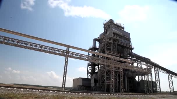 Cement fabriek weergave blauwe zonnige dag — Stockvideo