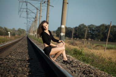 bir tren tren raylara bekleyen güzel bir kadın