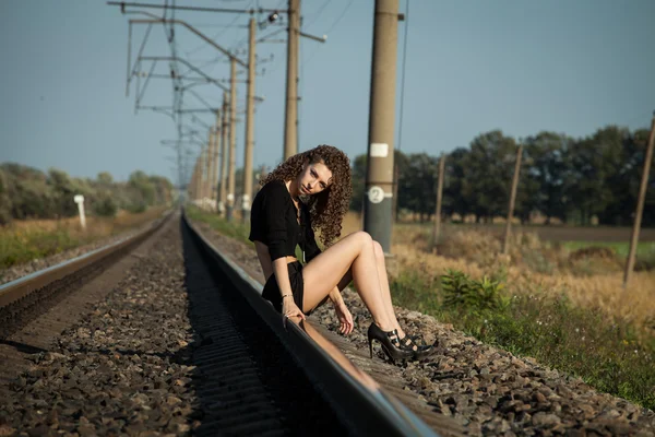 Piękna kobieta, czekając na pociąg na torach kolejowych — Zdjęcie stockowe