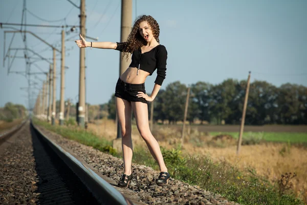 Piękna kobieta, czekając na pociąg na torach kolejowych — Zdjęcie stockowe