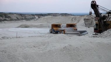 Ağır maden kamyonu demir cevheri ile yükleniyor.