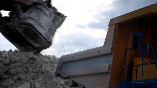 Camion à benne basculante lourd chargé de minerai de fer — Video