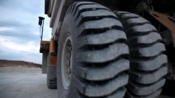 Pesado caminhão de despejo de mineração sendo carregado com minério de ferro — Vídeo de Stock