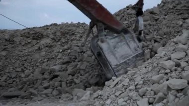 Ağır maden kamyonu demir cevheri ile yükleniyor.