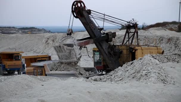Těžká těžební plošina naložená železnou rudou — Stock video