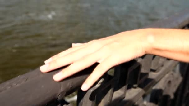 Detail dva milenci spojení rukou — Stock video