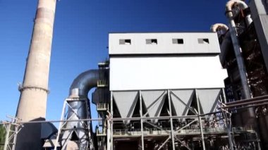 Çimento fabrika görünümü mavi güneşli bir gün