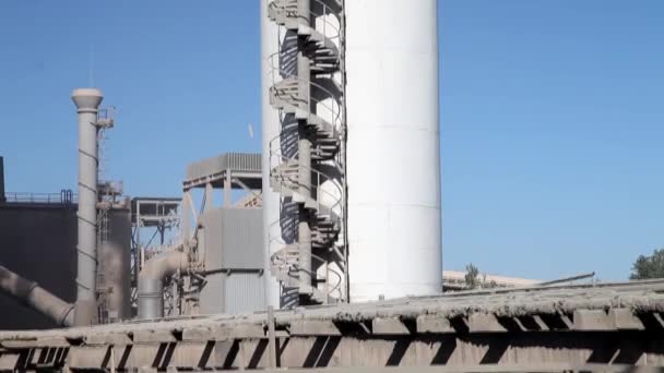 Vista de fábrica de cemento azul día soleado — Vídeo de stock